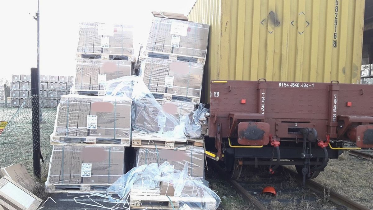 Dělníka u Plzně zasypal náklad dlaždic a uvěznil ho pod vlakem